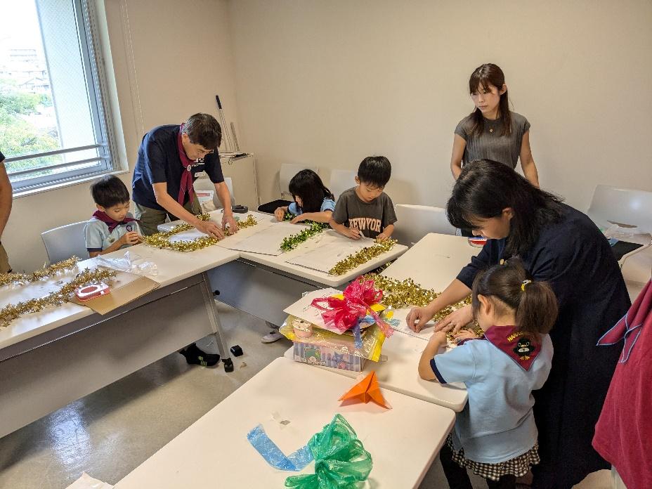 テーブルを囲む人々

自動的に生成された説明