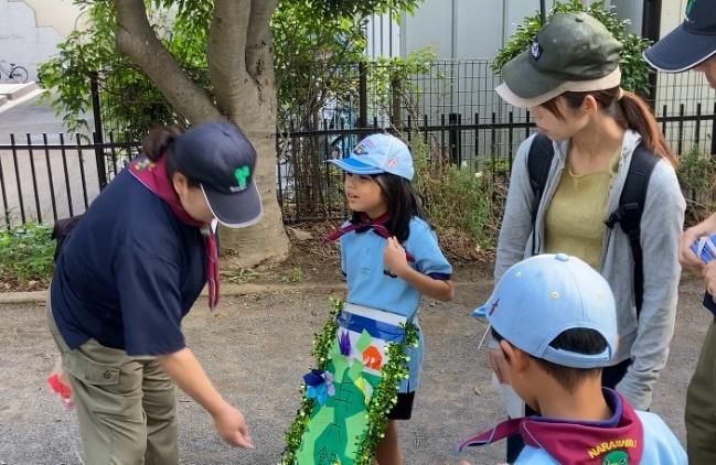 帽子をかぶった男性と子供

低い精度で自動的に生成された説明