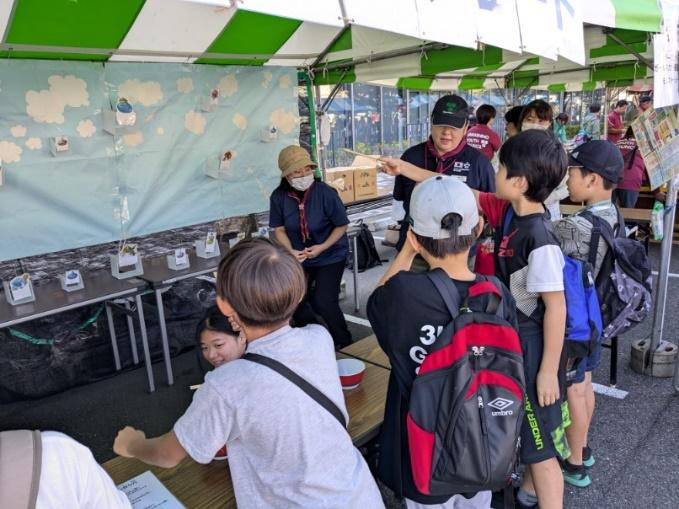 人, 子供, 少年, 若い が含まれている画像

自動的に生成された説明